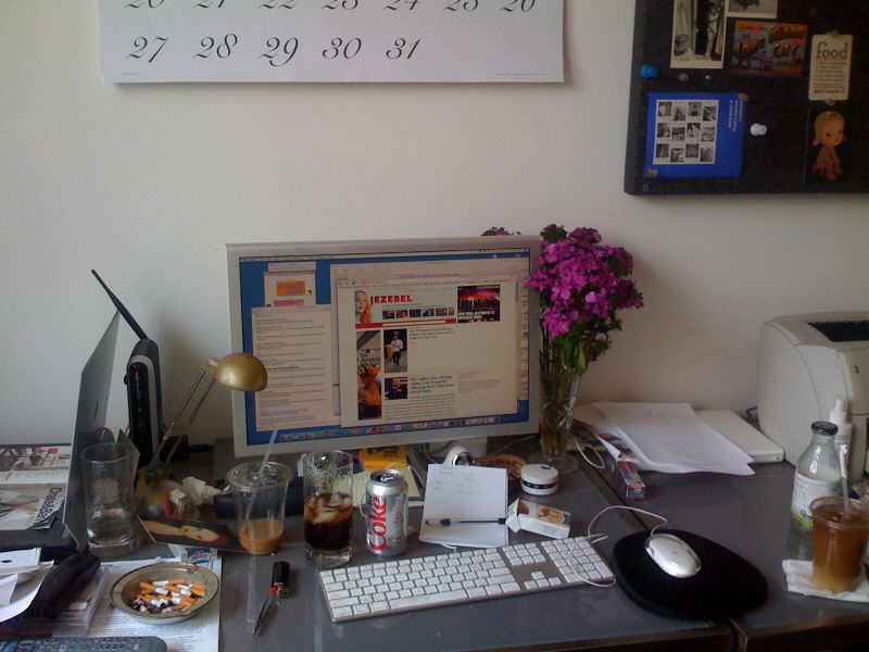 Illustration for article titled What Does Your Desk Look Like?